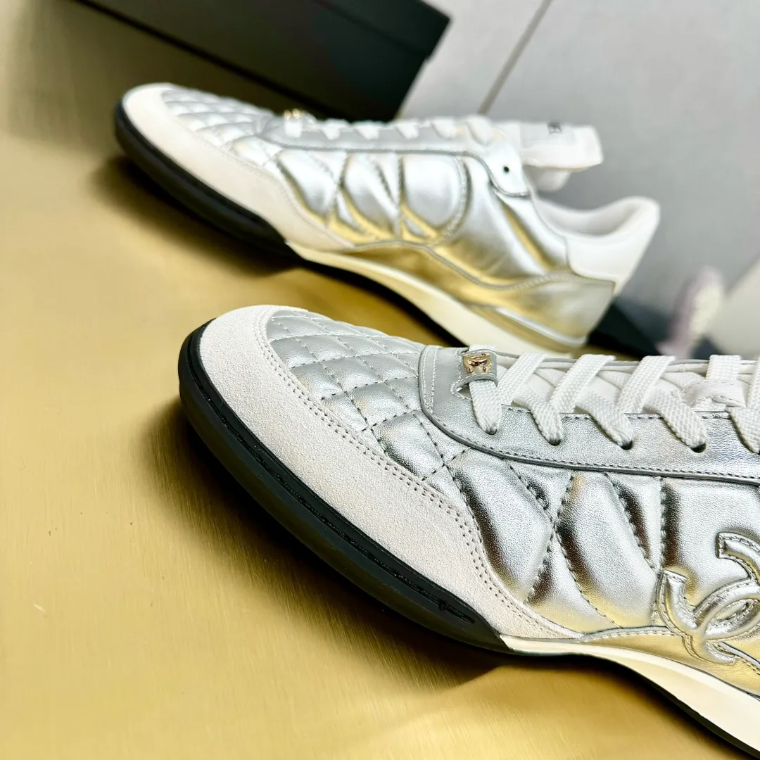 👟👟Ex-factory price 600👟👟 Top version Chanel Chanel - 2024 counter top casual sports shoes. This classic design; the upper is electro-embroidered with a variety of techniques; the outsole is fashionable and sporty; it is unusual to incorporate a variety of color matching elements... The diversified mix and match is very beautiful and versatile, and can be used for leisure, fashion, sports and outdoor... ꫛꫀꪝ Go➫ Material: ❶The upper is made of: original imported mercerized velvet + double-layer breathable mesh ❷The inner part is made of: the original imported breathable mesh ❸The outsole is based on: original TPU combination outsole Special counter boutique packaging complete set for women 35–41